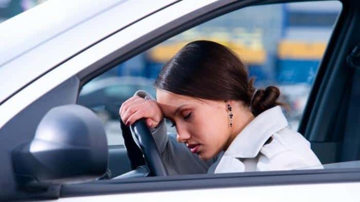 peligro de conducir cuando se siente somnoliento; Riesgo de somnolencia al conducir.