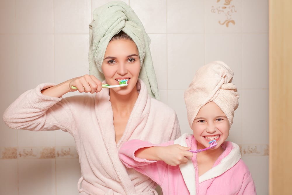 enseñar a los niños a cepillarse los dientes
