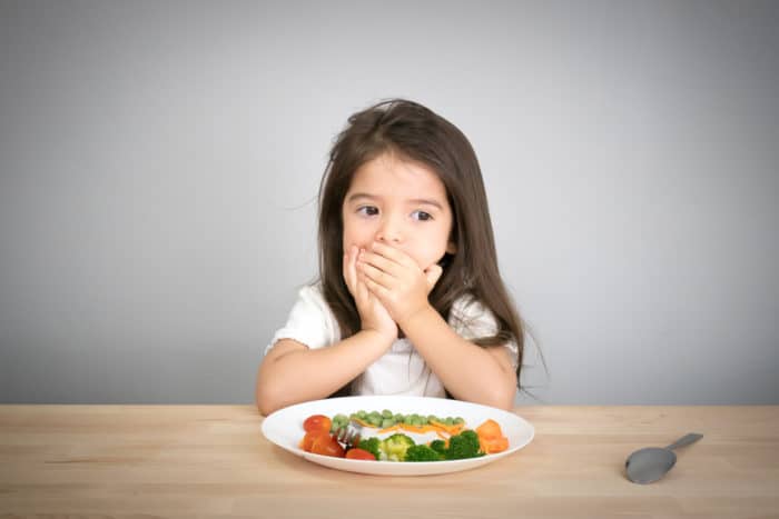 Los niños tienen dificultad para comer cuando están enfermos.