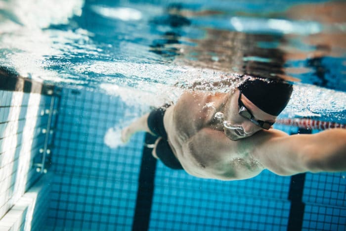 La función del cloro en el agua de la piscina y sus peligros para la salud
