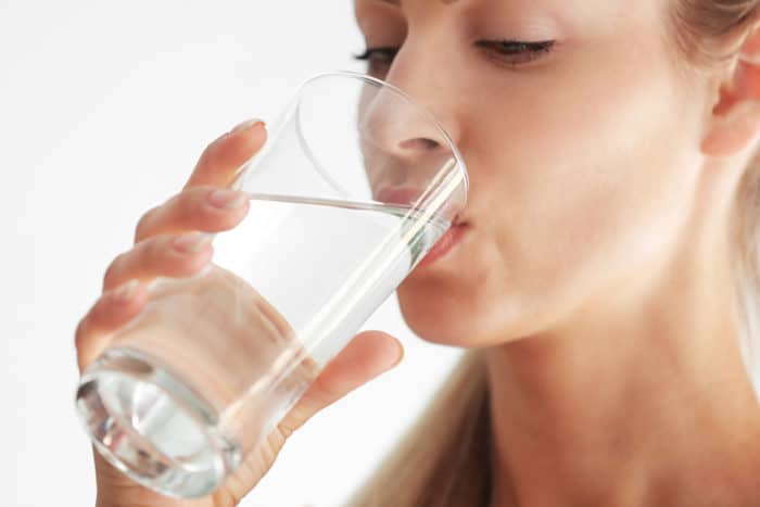 medicina del agua para las infecciones del tracto urinario natural