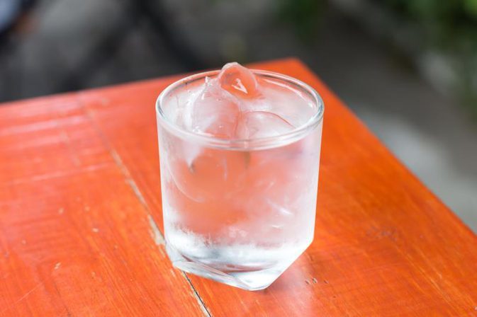 Beber agua fría o hielo durante la gripe