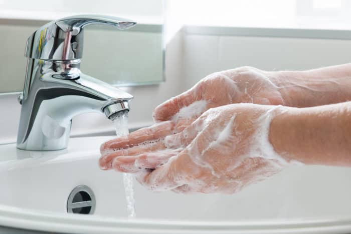lavarse las manos después del baño