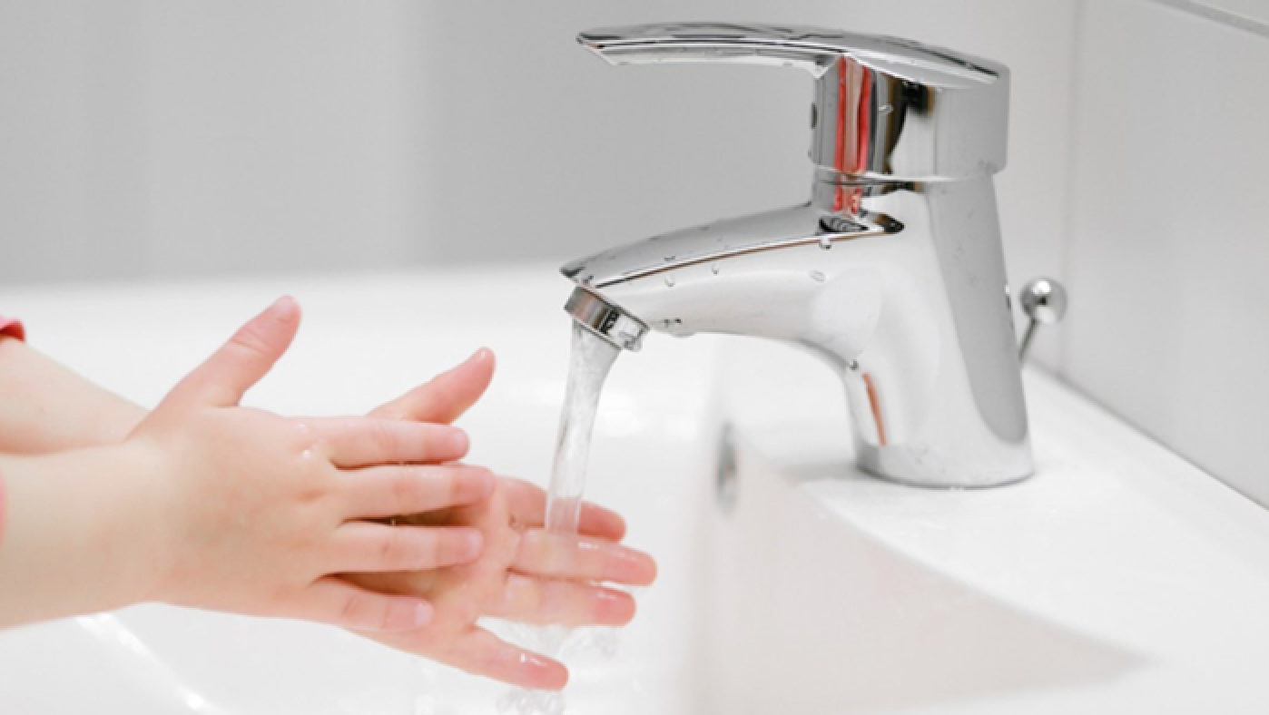 lavarse las manos con agua corriente
