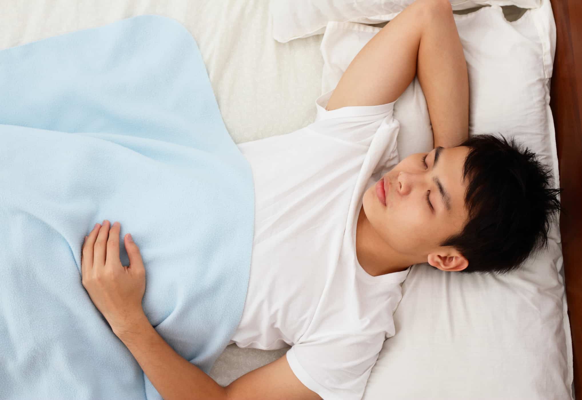 la posición para dormir afecta la digestión
