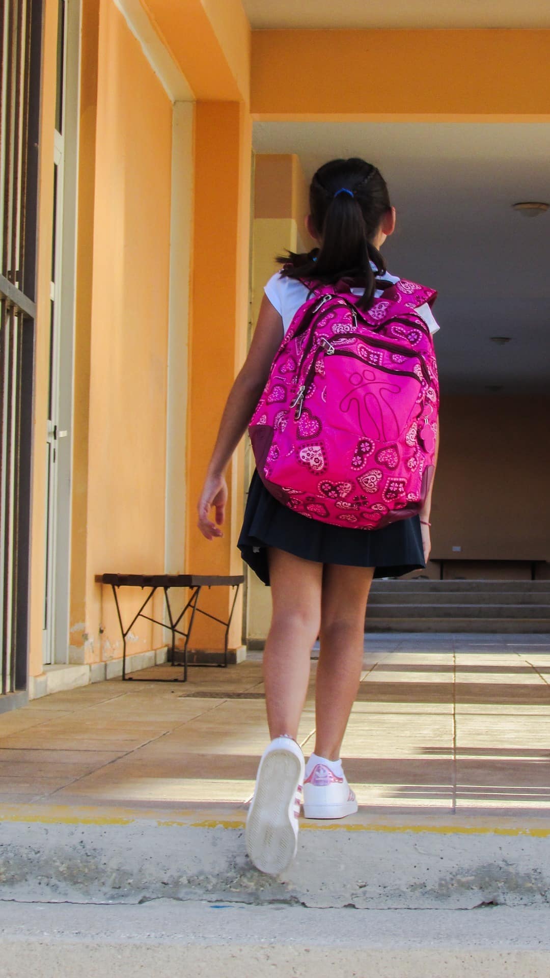 Las mochilas escolares interfieren con la columna vertebral del niño.