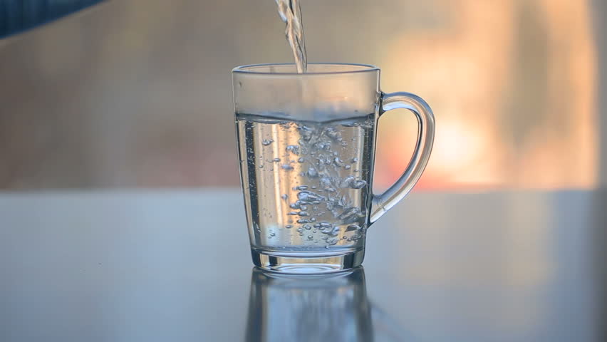 Los beneficios de beber agua tibia.