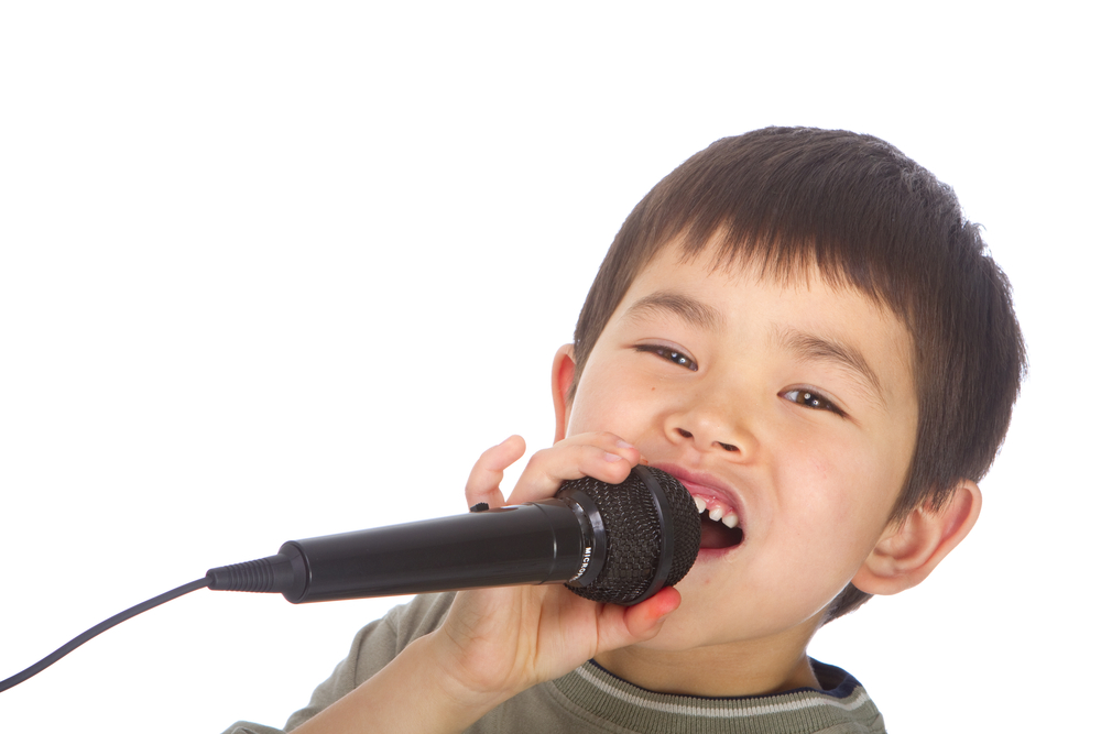 niño cantando