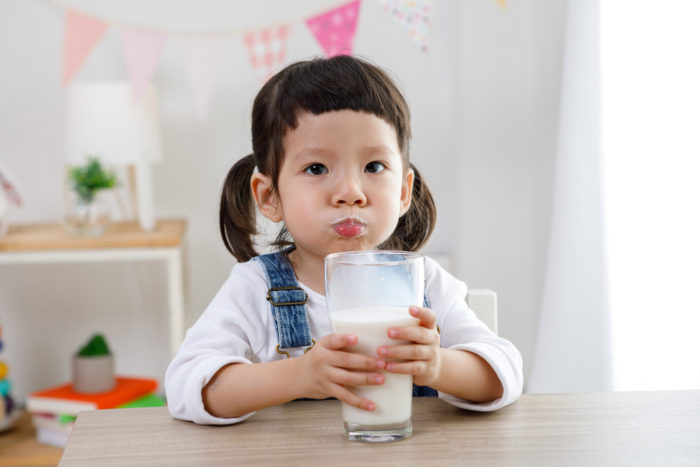 los niños beben leche de vaca