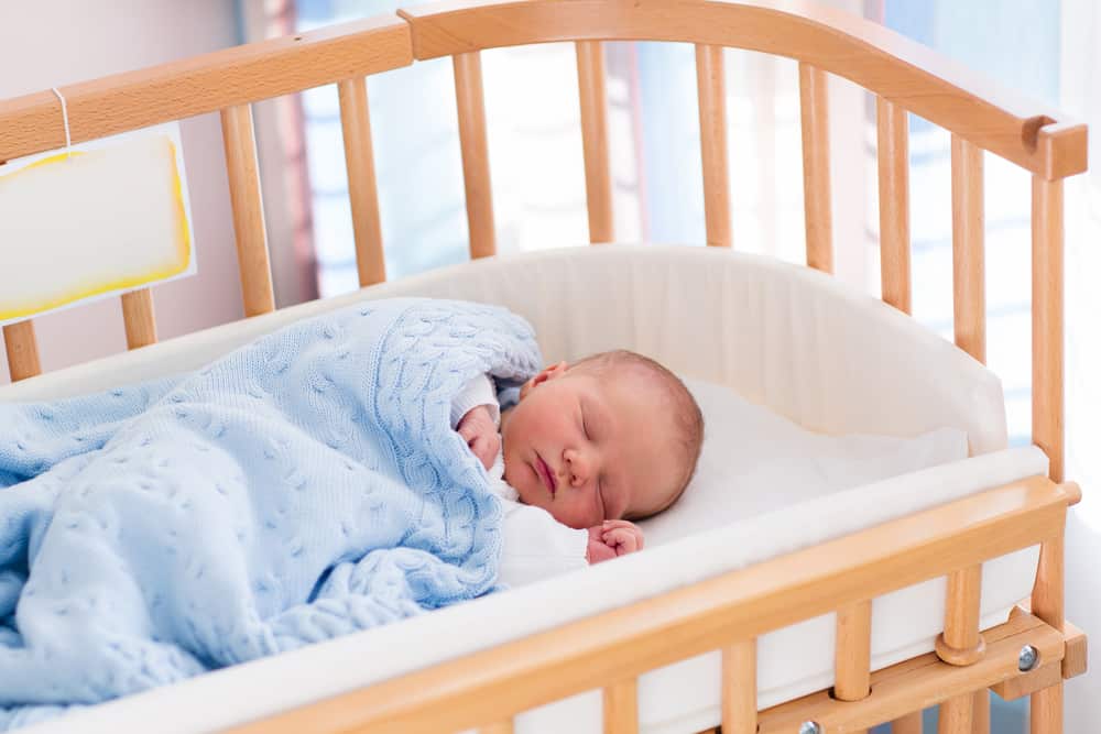 El peligro de que los bebés duerman con mantas.