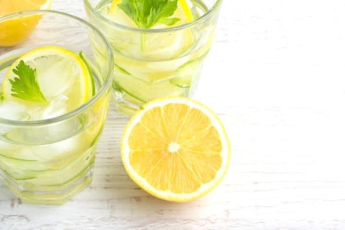 beber agua de limón