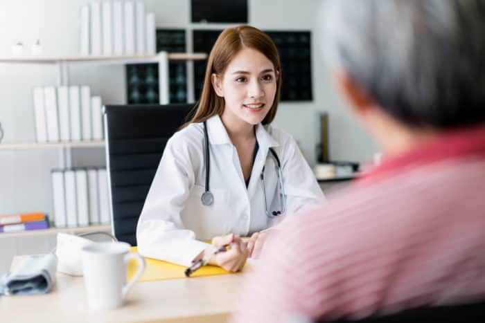 reclamaciones de seguro de salud consulte a su médico para detectar enfermedades que sean sintomáticas
