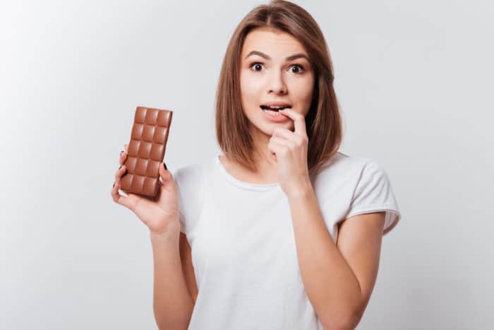 Efectos secundarios de comer chocolate para el estómago.