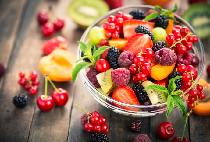 come la fruta más saludable