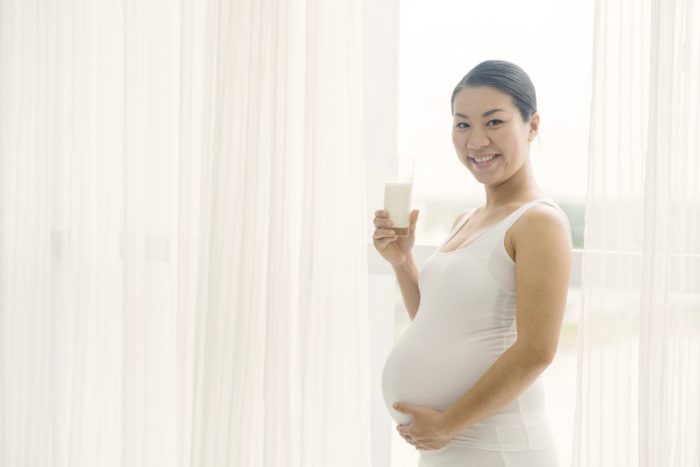 las mujeres embarazadas beben leche