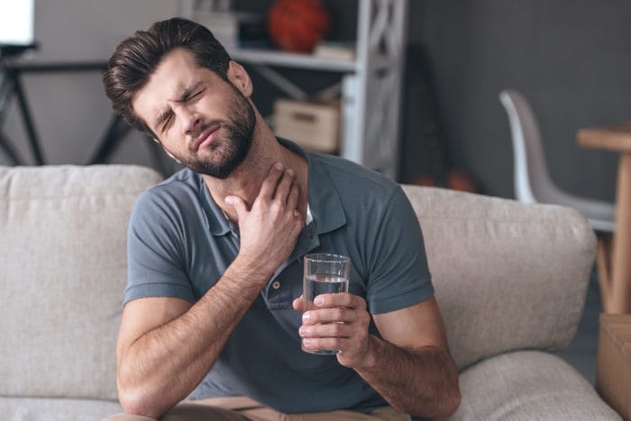 ¿Por qué la gripe está marcada por el dolor al tragar?