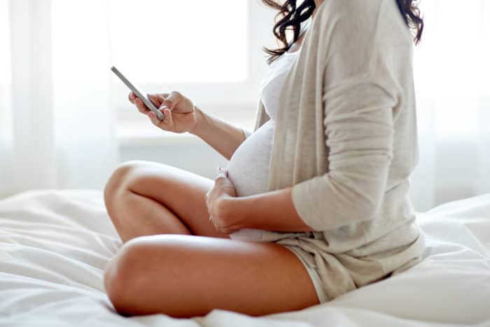 jugando celulares mientras esta embarazada