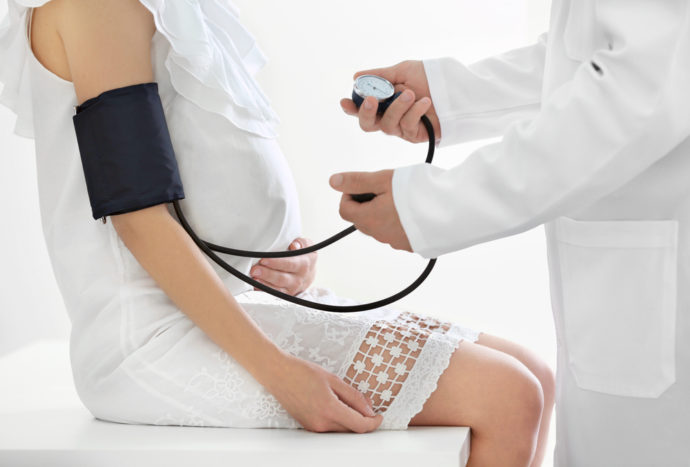 Controlando la presión arterial de mujeres embarazadas.