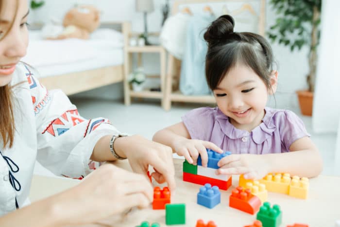 Estimula el desarrollo cerebral del niño.