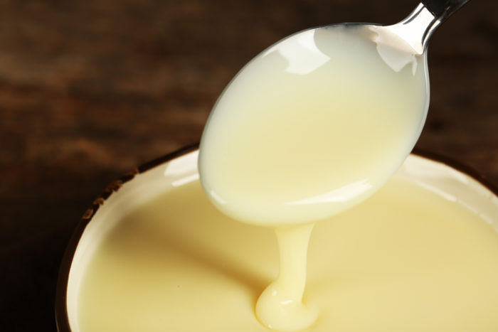 beber leche condensada azucarada