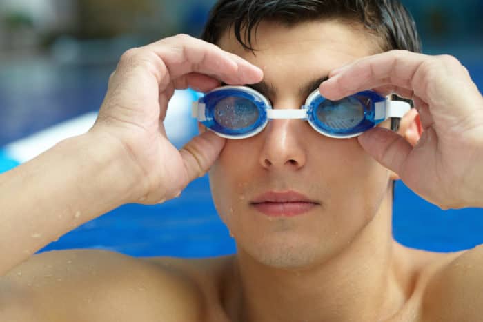 La importancia de usar gafas de natación.
