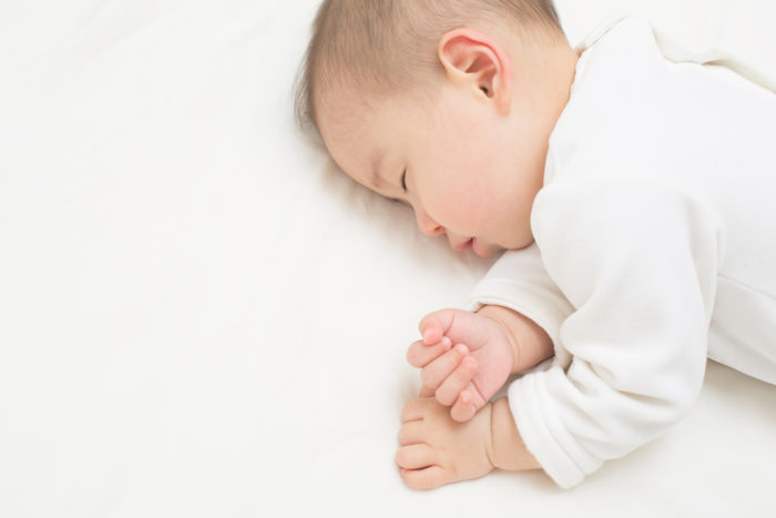 el bebé duerme después de la vacuna