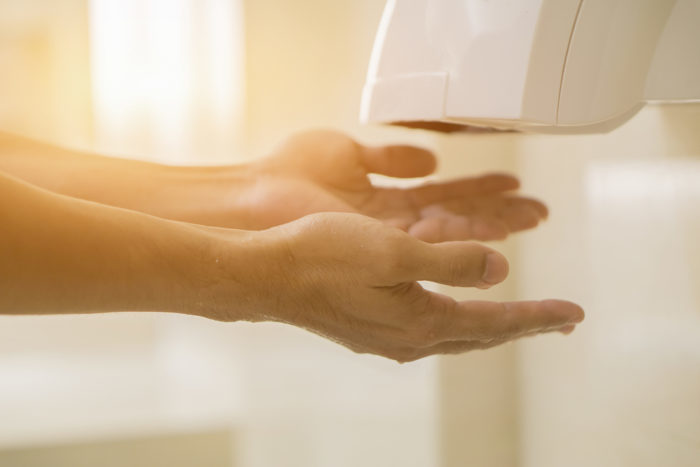 Secarse las manos con una secadora en lugar de propagar más gérmenes