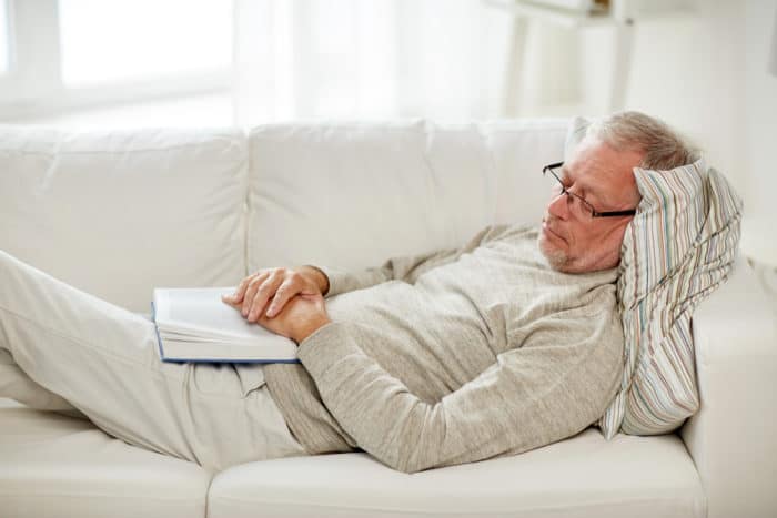 los ancianos a menudo toman una siesta