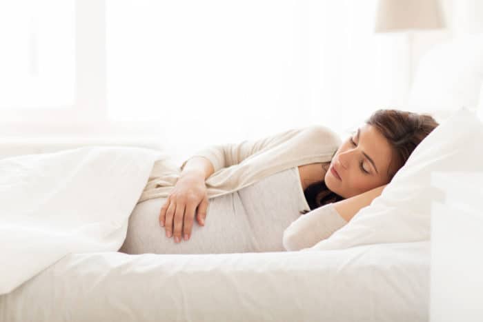 posición de dormir de las mujeres embarazadas