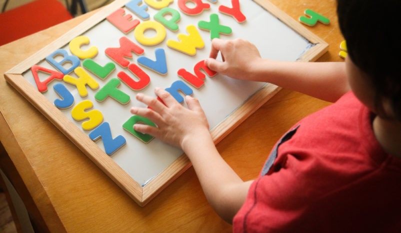 Aprender idiomas extranjeros como terapia para niños con autismo.