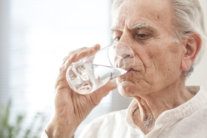 los ancianos beben demasiada agua