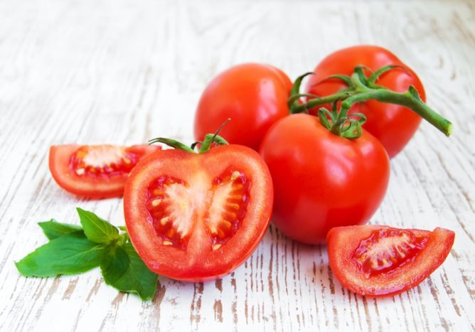 Los tomates son los beneficios de los vegetales rojos.