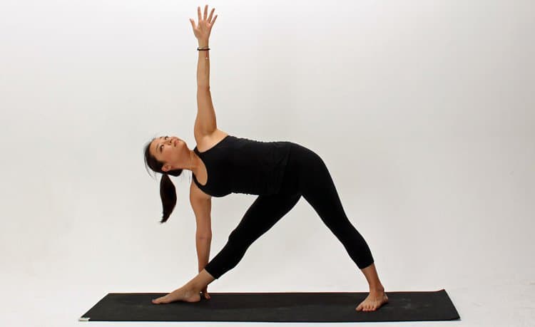 pose de yoga triángulo